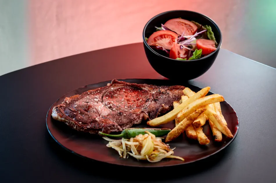 Para los que buscan algo más que una comida, aquí empieza la experiencia. Cortes a la parrilla perfectamente sellados y costillas BBQ suaves, jugosas y llenas de sabor. Acompañados de guarniciones clásicas que complementan cada plato con equilibrio y personalidad.
<br><br>
Parrilla real • Jugosidad total • Sabor ahumado