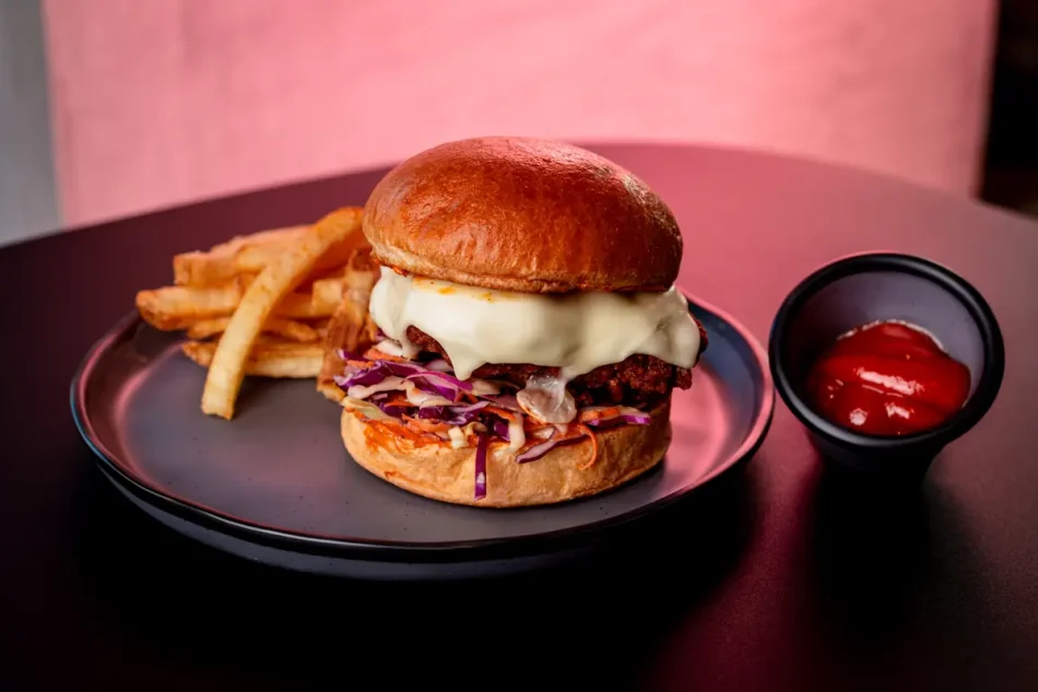 Una fusión irresistible de street food y cocina premium. Hamburguesas con carne jugosa, ingredientes frescos y combinaciones audaces, junto con tacos llenos de sabor como arrachera, rib-eye y costilla BBQ. Cada platillo está pensado para satisfacer con carácter y estilo.
<br><br>
Carne premium • Recetas de la casa • Experiencia contundente