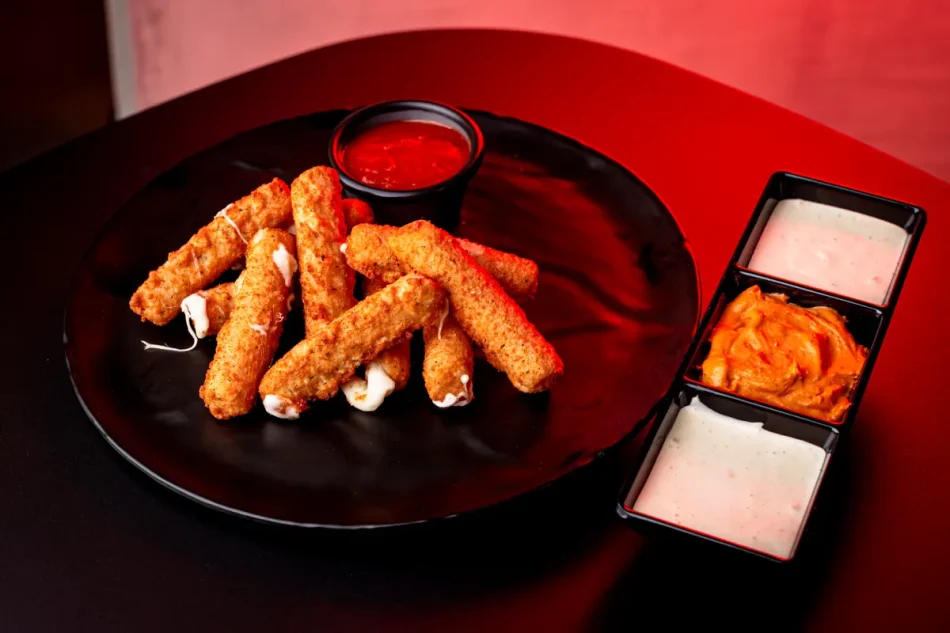 Nuestras icónicas alitas y boneless son el alma de Ala Negra. Crujientes por fuera, jugosas por dentro y bañadas en salsas intensas que elevan cada bocado. Desde sabores clásicos hasta combinaciones de la casa, cada orden está diseñada para compartir… o no.
<br><br>
6 salsas únicas • Sabor intenso • Textura perfecta